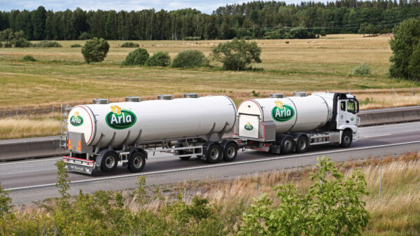 Truck (milk truck) from Arla in traffic on the E4 motorway. Photo Jeppe Gustafsson